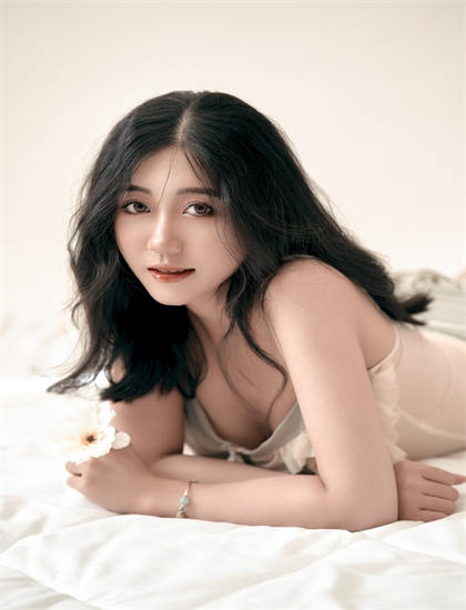 新春开放麦电影与电视剧比较：媒介差异与叙事特点